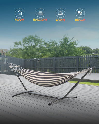 Everyfun hamaca al lado de una silla para comparar tamaño y capacidad