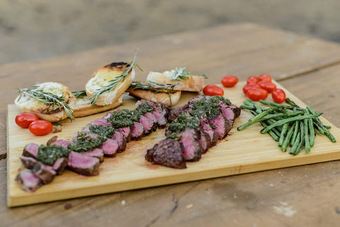 EZGRILL ambiente de camping con parrilla portátil lista para cocinar