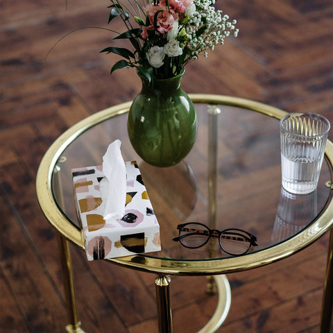 Fab Glass and Mirror tapa en mesa de café demostrando durabilidad diaria