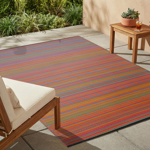 Fab Habitat alfombra Cancun frontal mostrando rayas multicolor y textura duradera