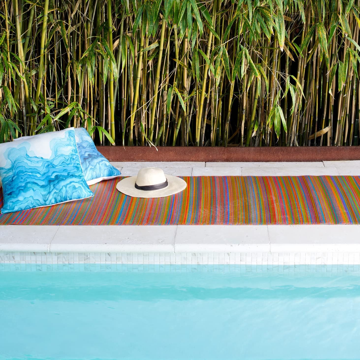 Fab Habitat vista frontal de la alfombra Cancun multicolor, aporta estilo exterior