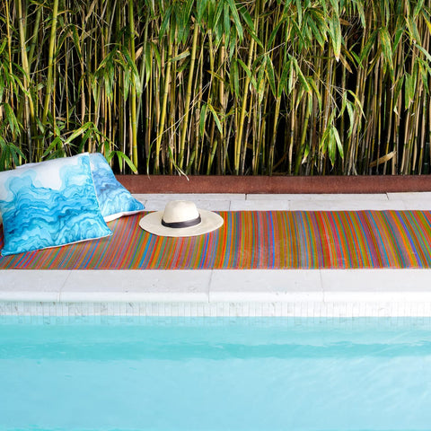 Fab Habitat vista frontal de la alfombra Cancun multicolor, aporta estilo exterior