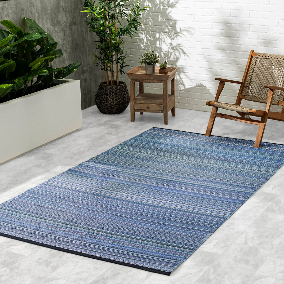 Fab Habitat vista frontal de la alfombra Cancun Indigo, aspecto elegante y resistente