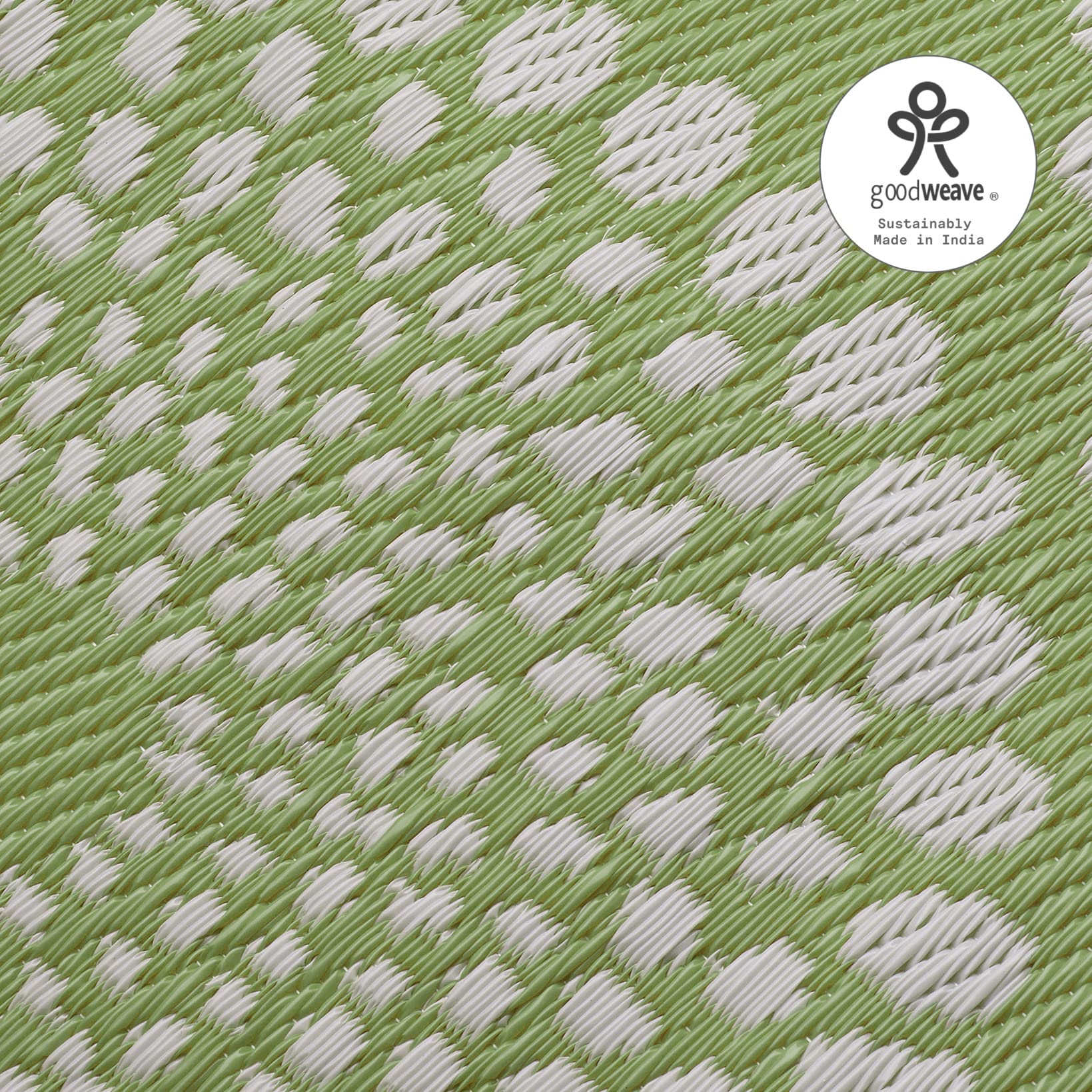 Fab Habitat alfombra siendo enjuagada con manguera para limpieza rápida