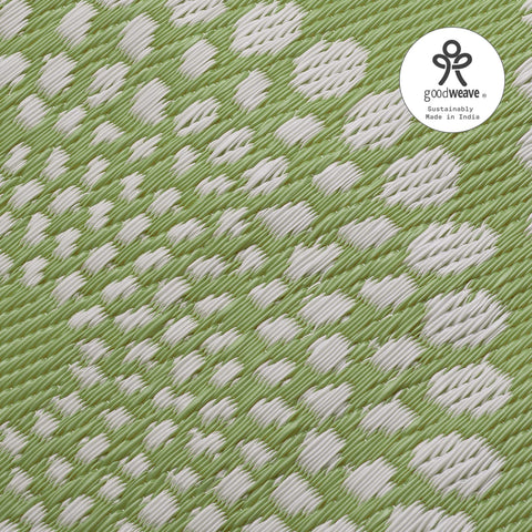 Fab Habitat alfombra siendo enjuagada con manguera para limpieza rápida