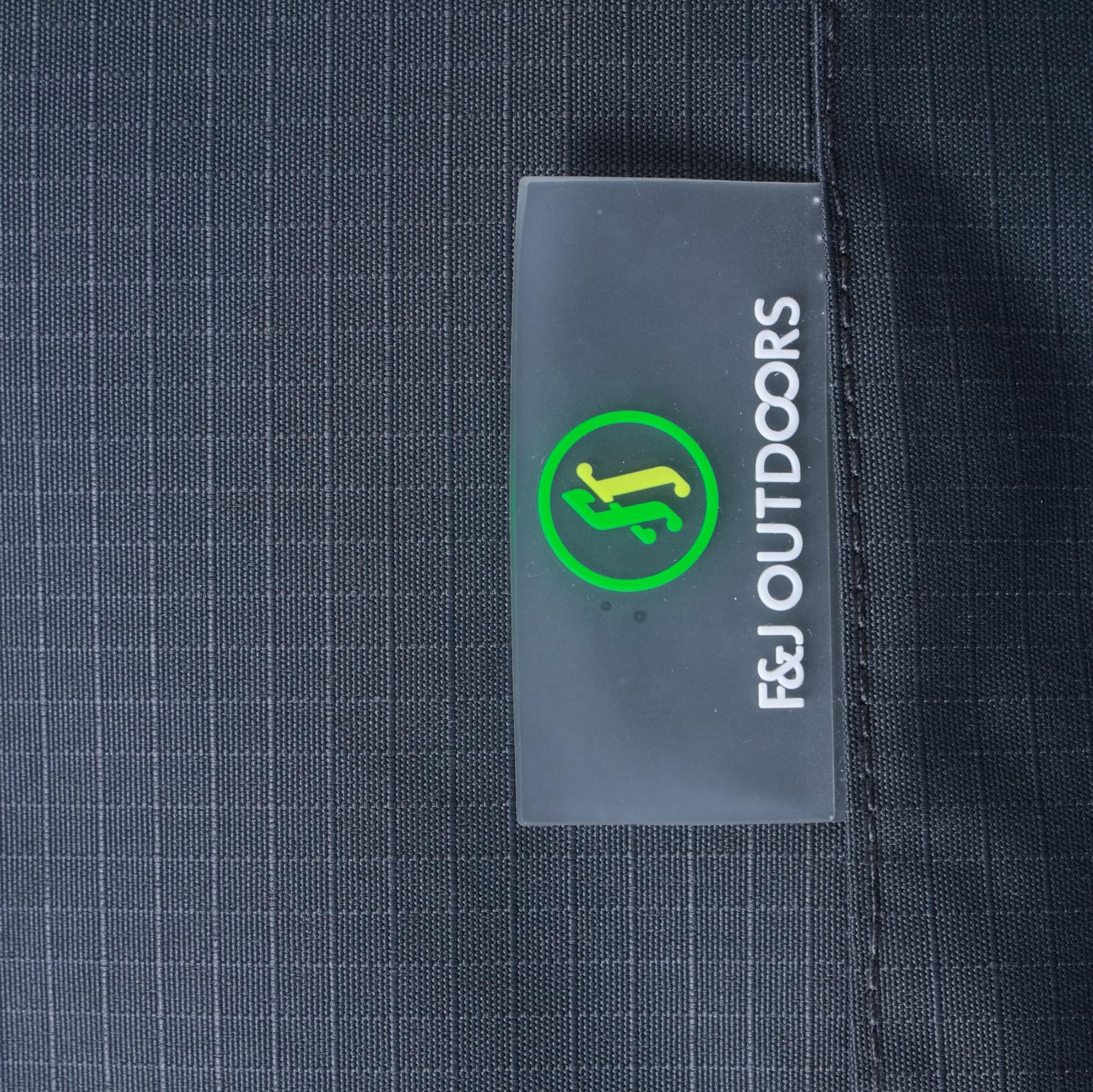 F&J Outdoors detalle de costuras selladas con cinta térmica para impermeabilidad