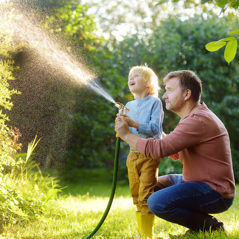 FANHAO escena de jardín regando macetas con patrón suave para plantas delicadas