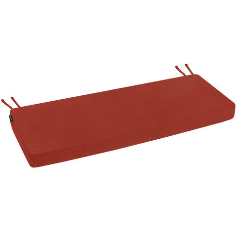 Favoyard cojín rojo integrado en un jardín, aporta color y resistencia solar