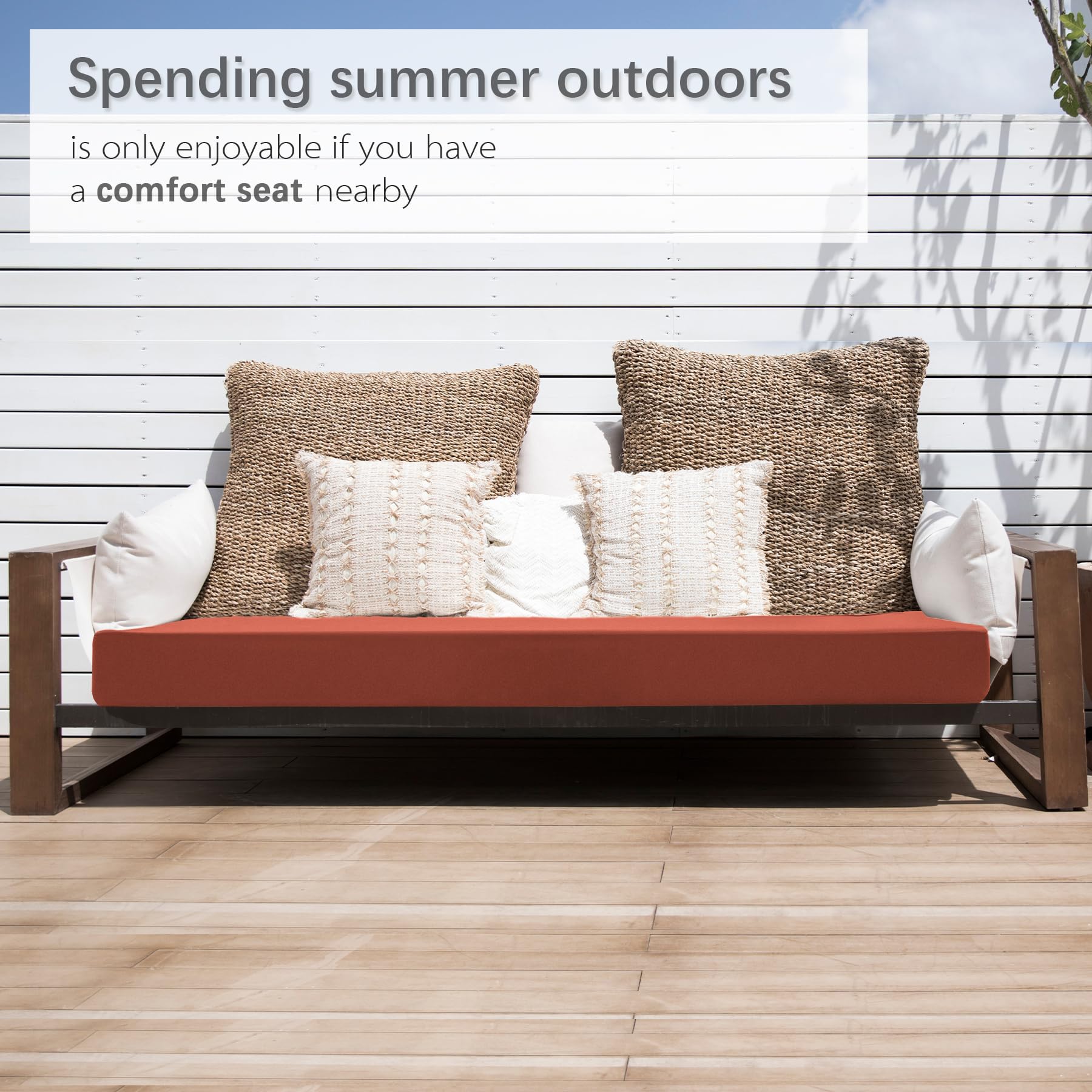 Favoyard cojín en terraza decorada realzando ambiente cómodo