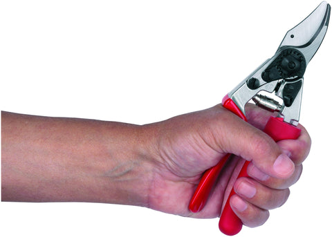 FELCO F17 en uso en jardín para poda de ramas finas