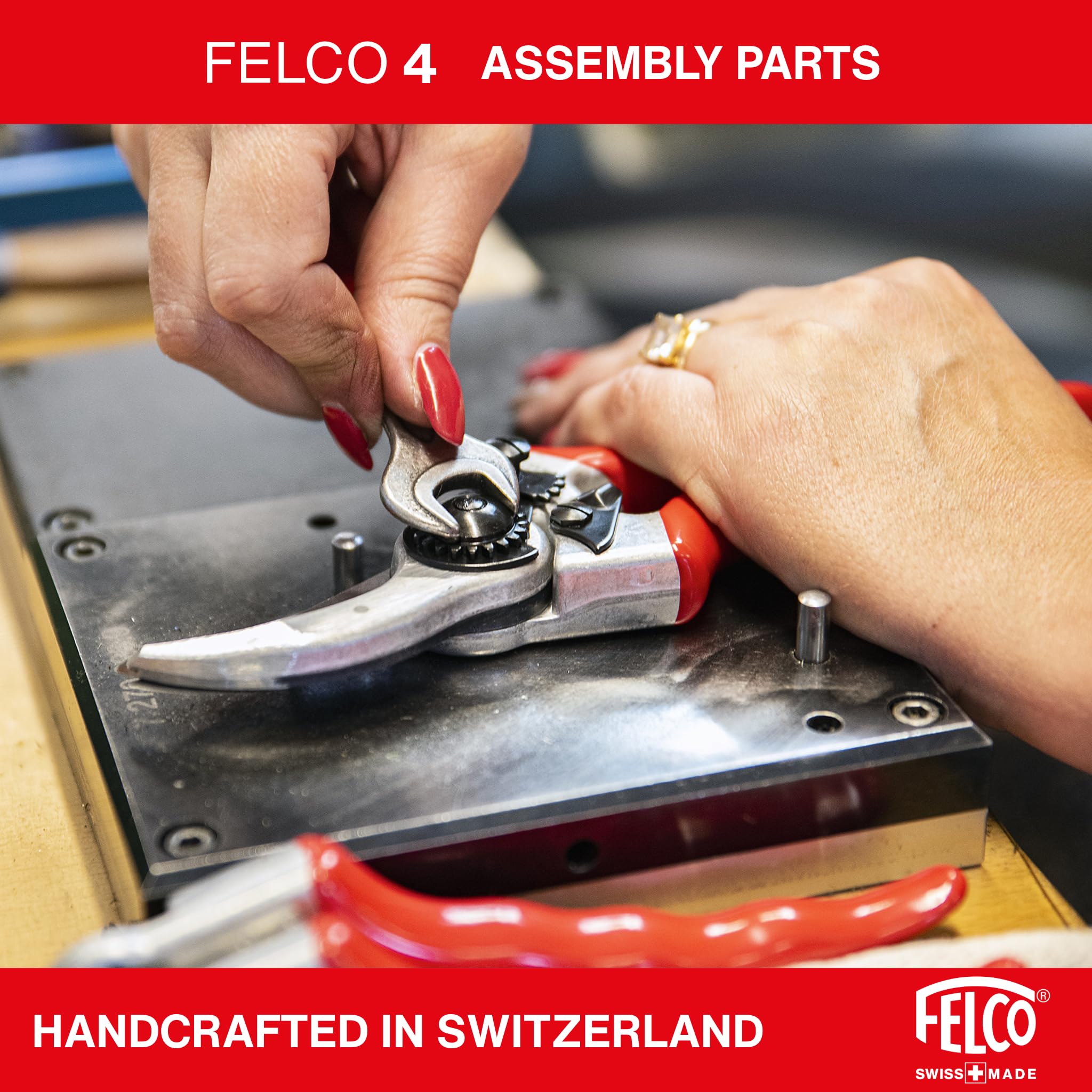 FELCO F4 junto a una mano para comparar tamaño y ergonomía ligera