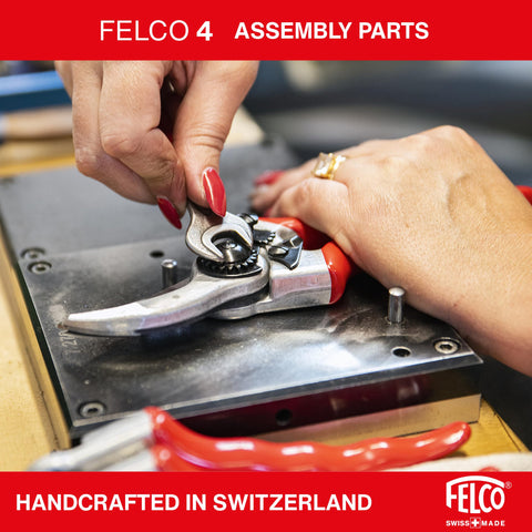 FELCO F4 junto a una mano para comparar tamaño y ergonomía ligera