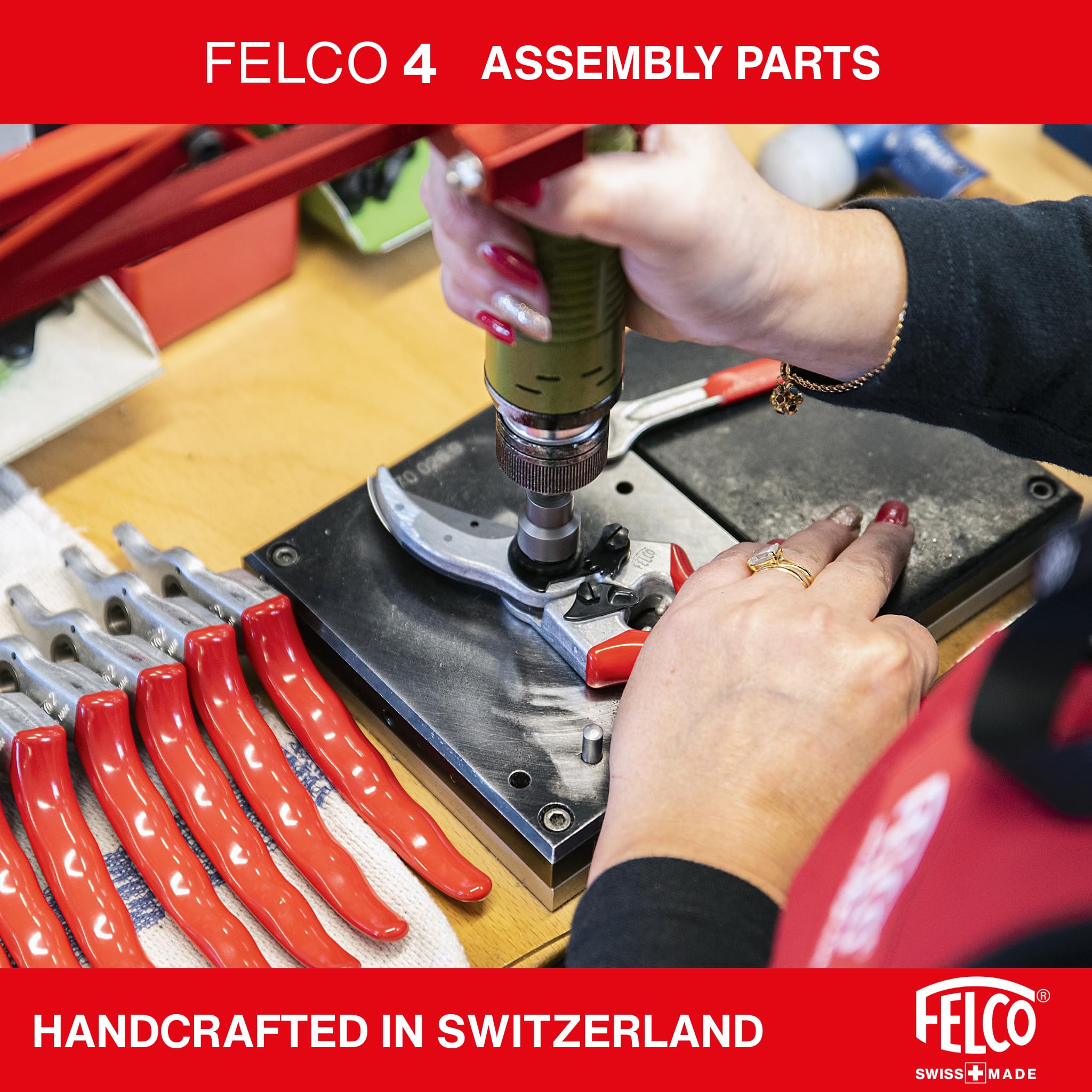 FELCO F4 en manos podando rosales que demuestra rendimiento fiable
