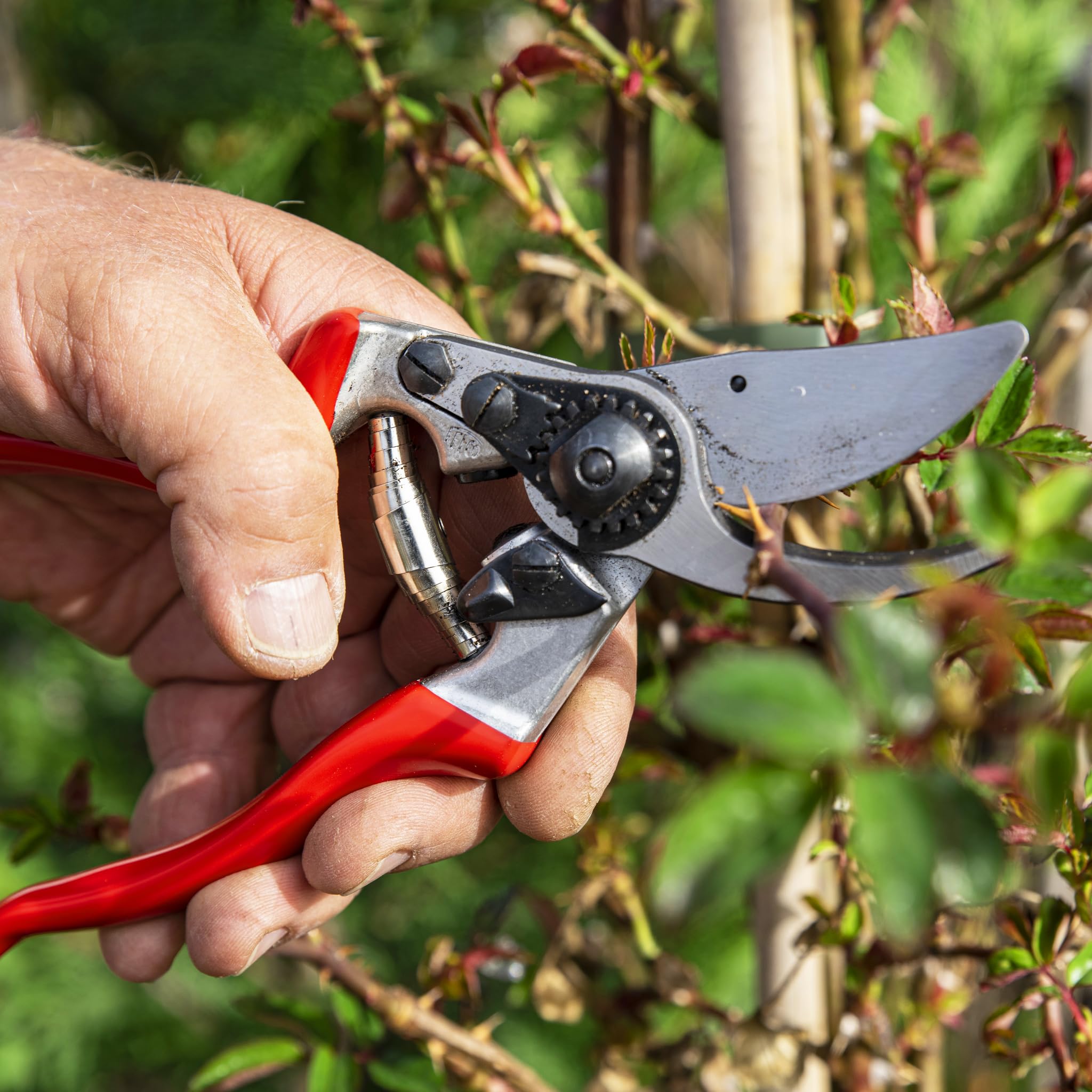 FELCO F9 detalle del mango forjado de aluminio que reduce la fatiga