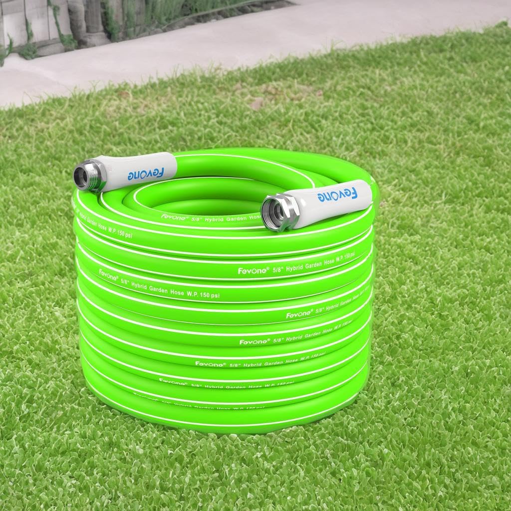 FEVONE manguera 100 ft junto a objetos para comparar escala y longitud real
