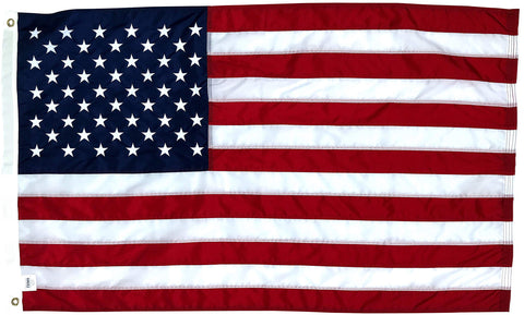 Fine Line Flag vista frontal mostrando colores vibrantes y presencia ceremoniosa