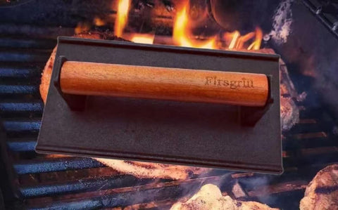 Firsgrill comparación de tamaño con mano para visualizar escala y control fácil