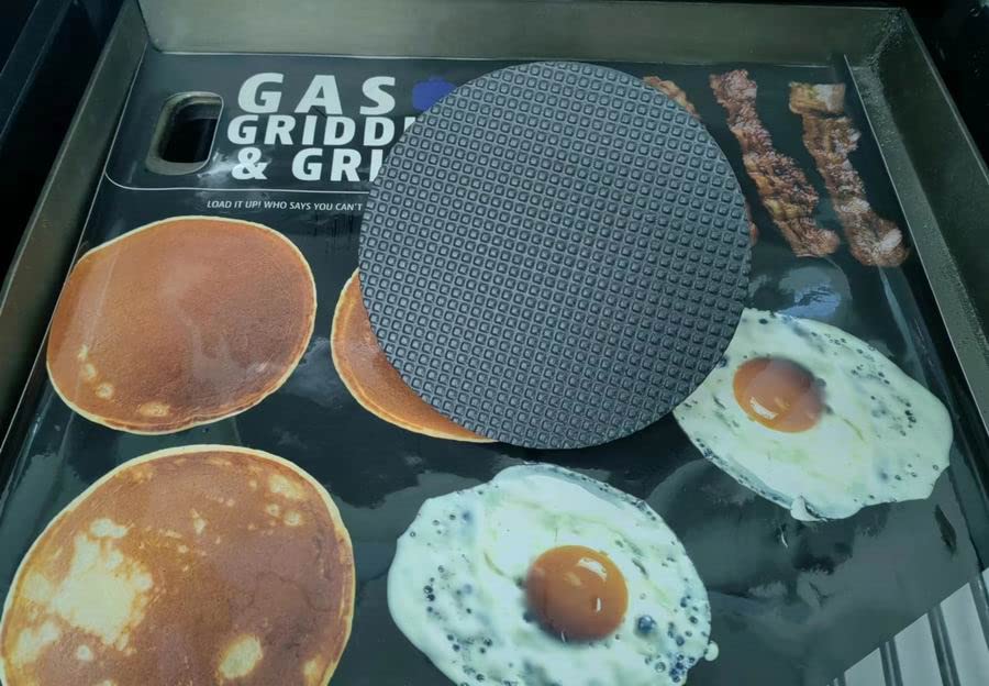 Firsgrill prensa en uso sobre Blackstone logrando costra dorada