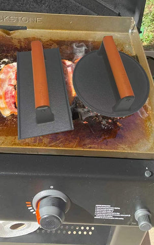 Firsgrill prensa comparada con mano para apreciar tamaño práctico
