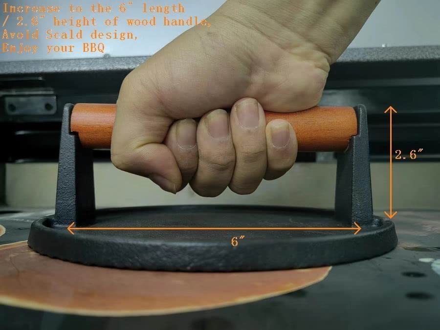 Firsgrill prensa en uso sobre plancha logrando costra dorada y cocción rápida