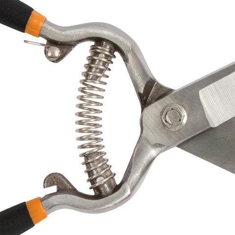 Fiskars tijeras comparadas con mano para mostrar tamaño y facilidad manejo