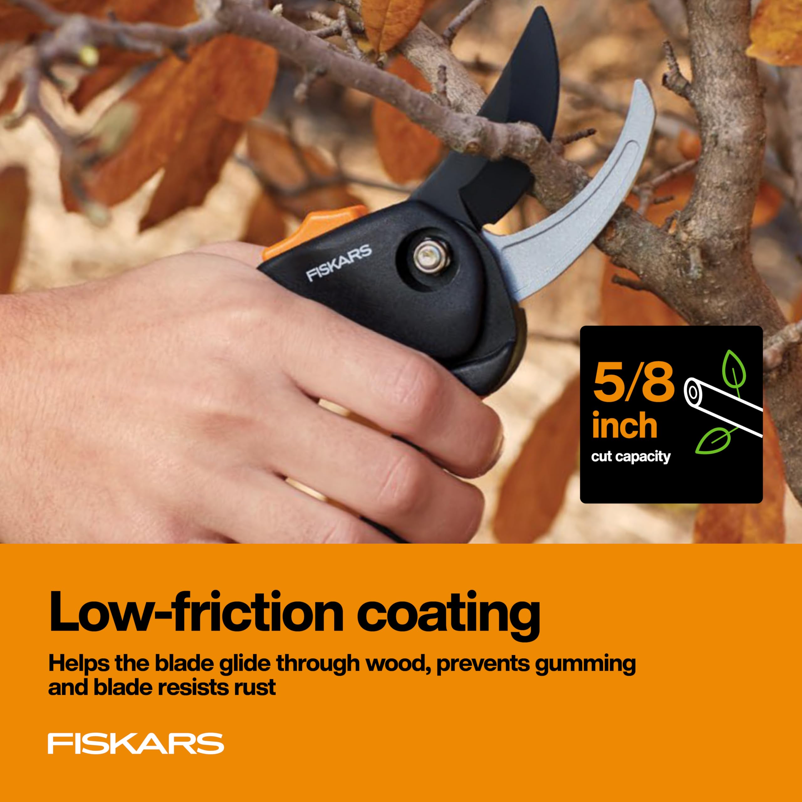 Fiskars tijeras junto a mano para comparar escala y ergonomía práctica