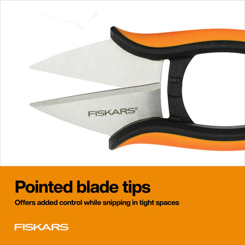 Fiskars tamaño comparado con mano para apreciar escala compacta