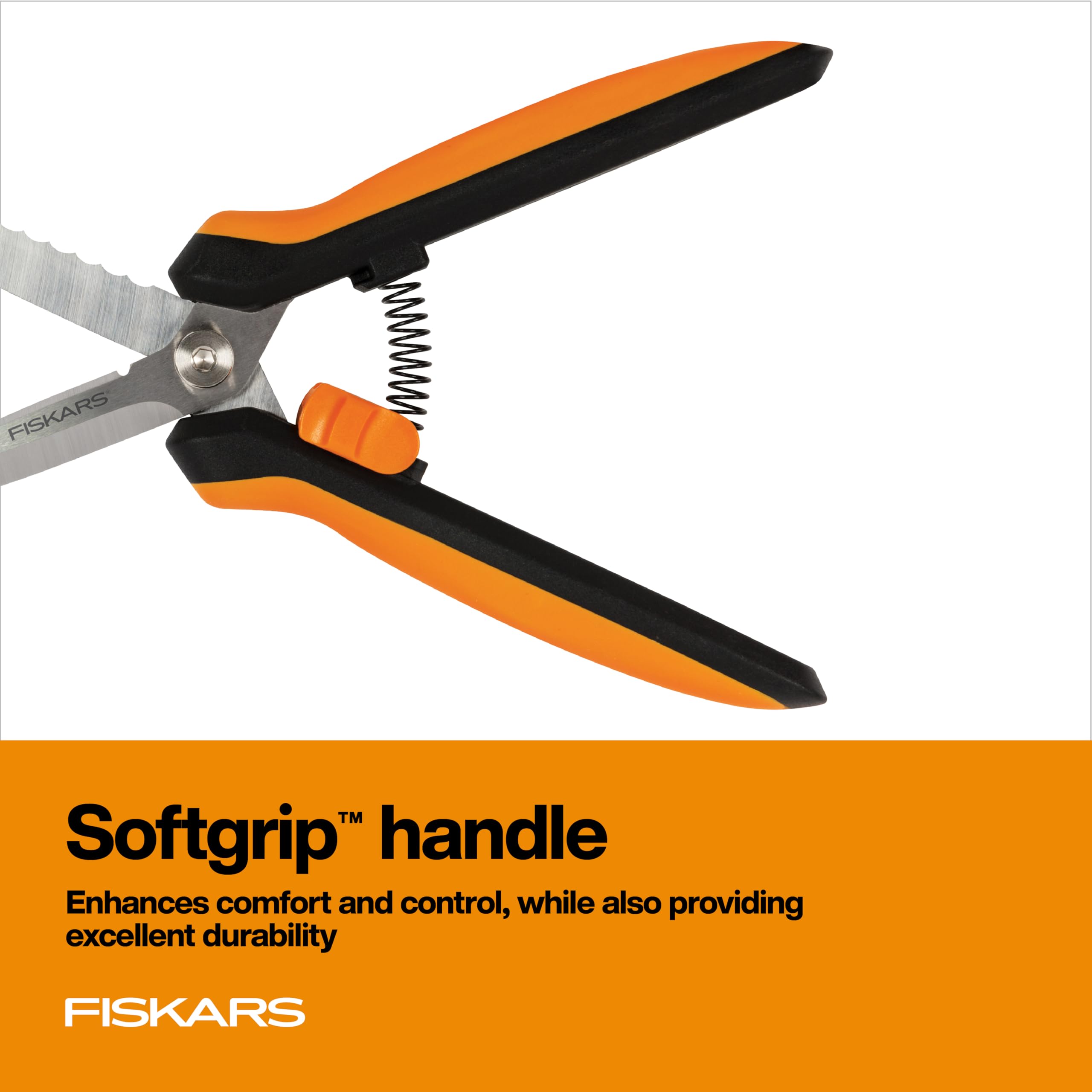 Fiskars donde se muestra la escala con una mano para referencia de tamaño