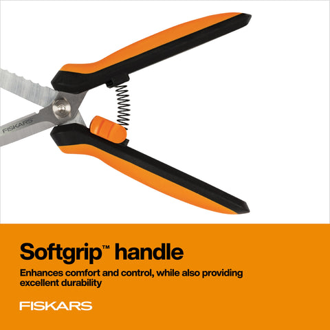 Fiskars donde se muestra la escala con una mano para referencia de tamaño