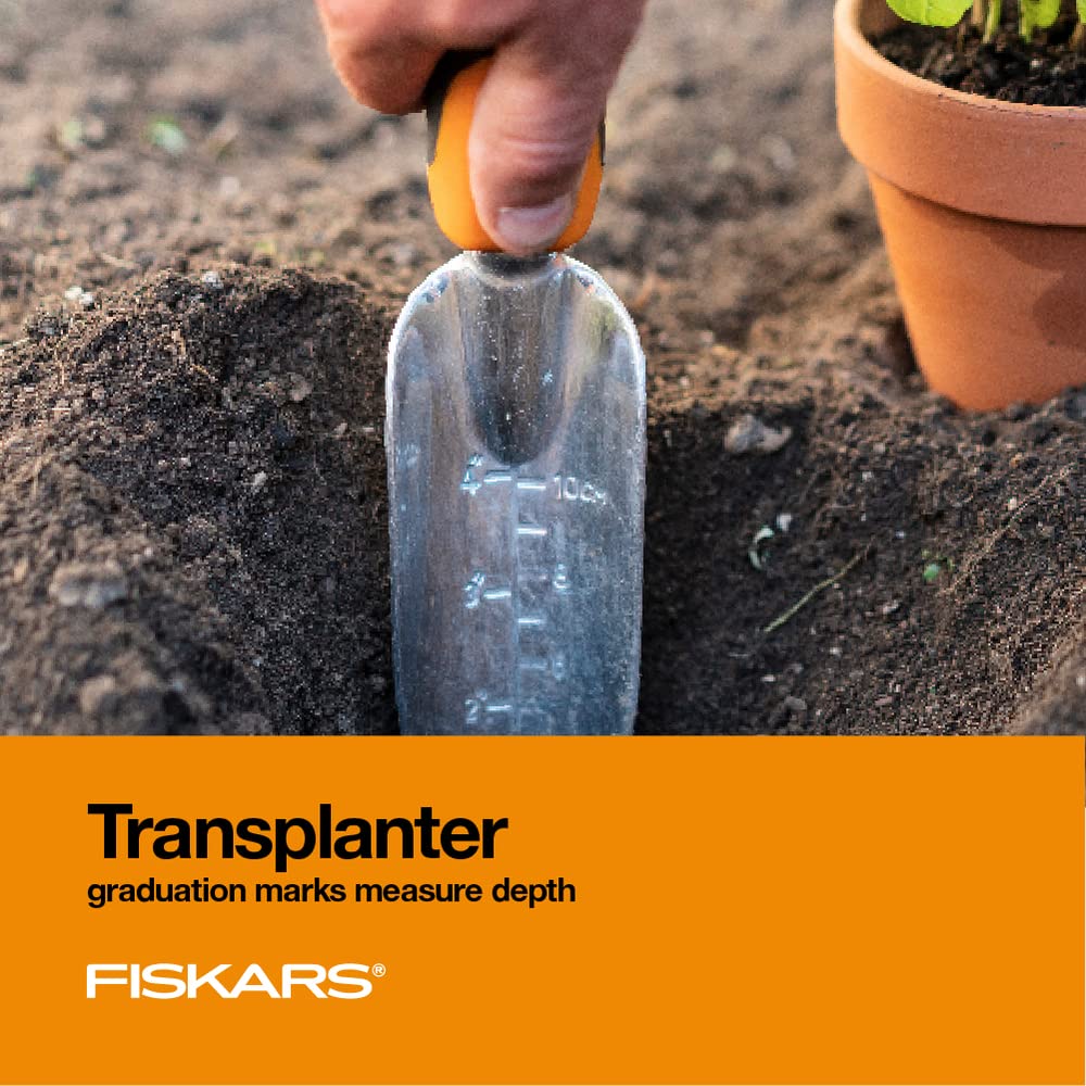 Fiskars comparación de tamaño junto a plantas para referencia de escala