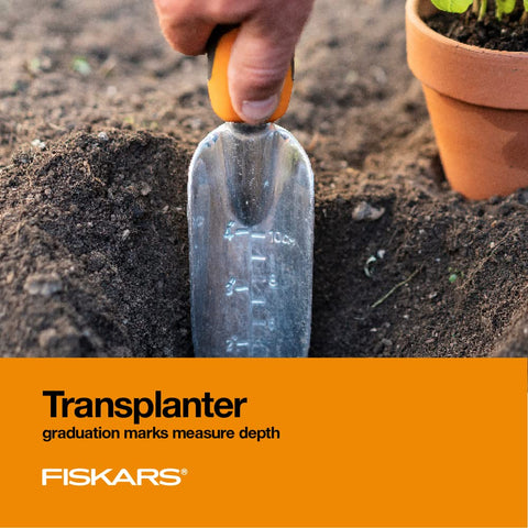 Fiskars comparación de tamaño junto a plantas para referencia de escala