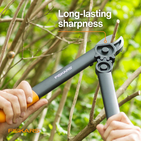 Fiskars comparación de tamaño mostrando alcance de 15 pulgadas útil