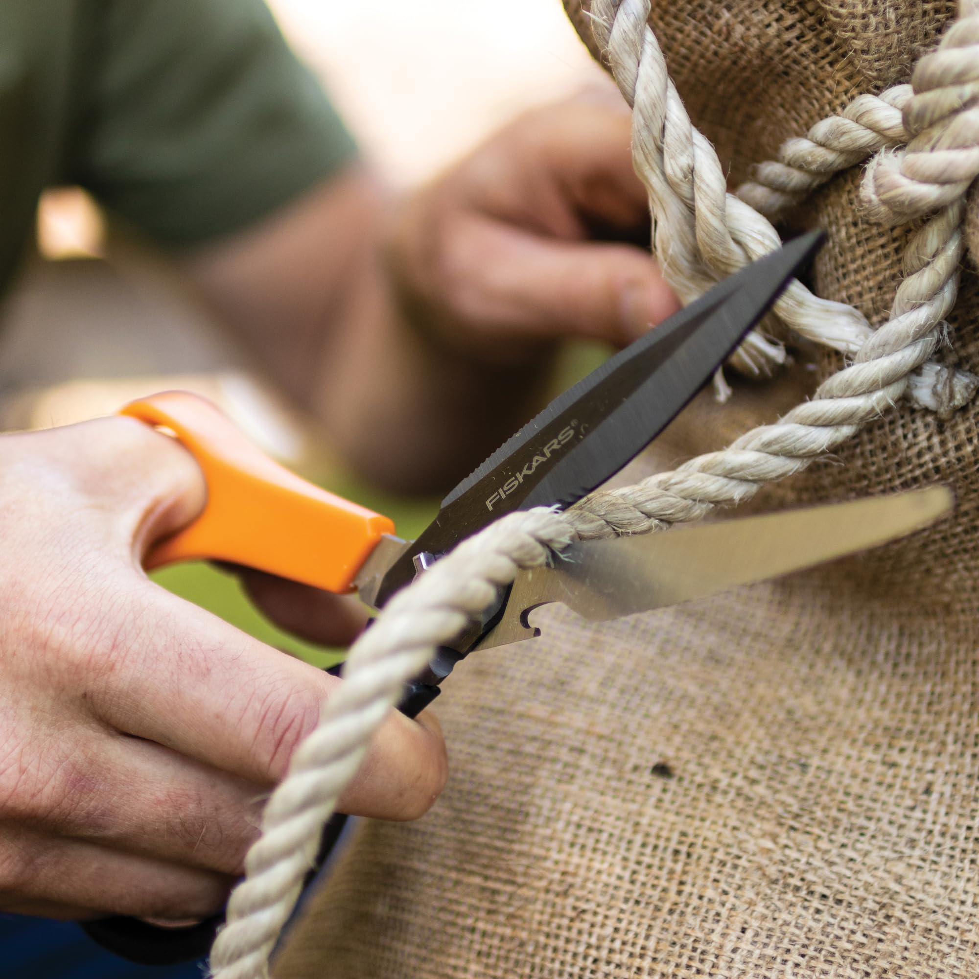Fiskars cortador de alambre demostrando corte limpio
