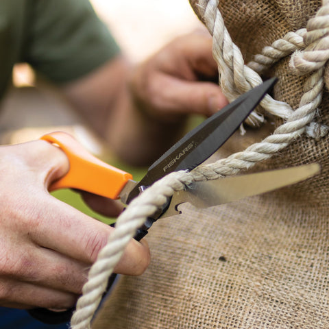 Fiskars cortador de alambre demostrando corte limpio