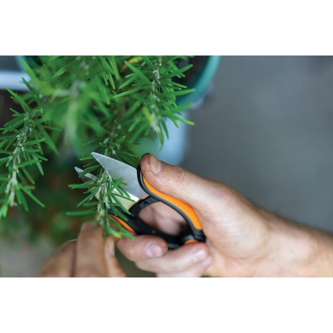 Fiskars detalle hojas de acero inoxidable que aseguran cortes limpios