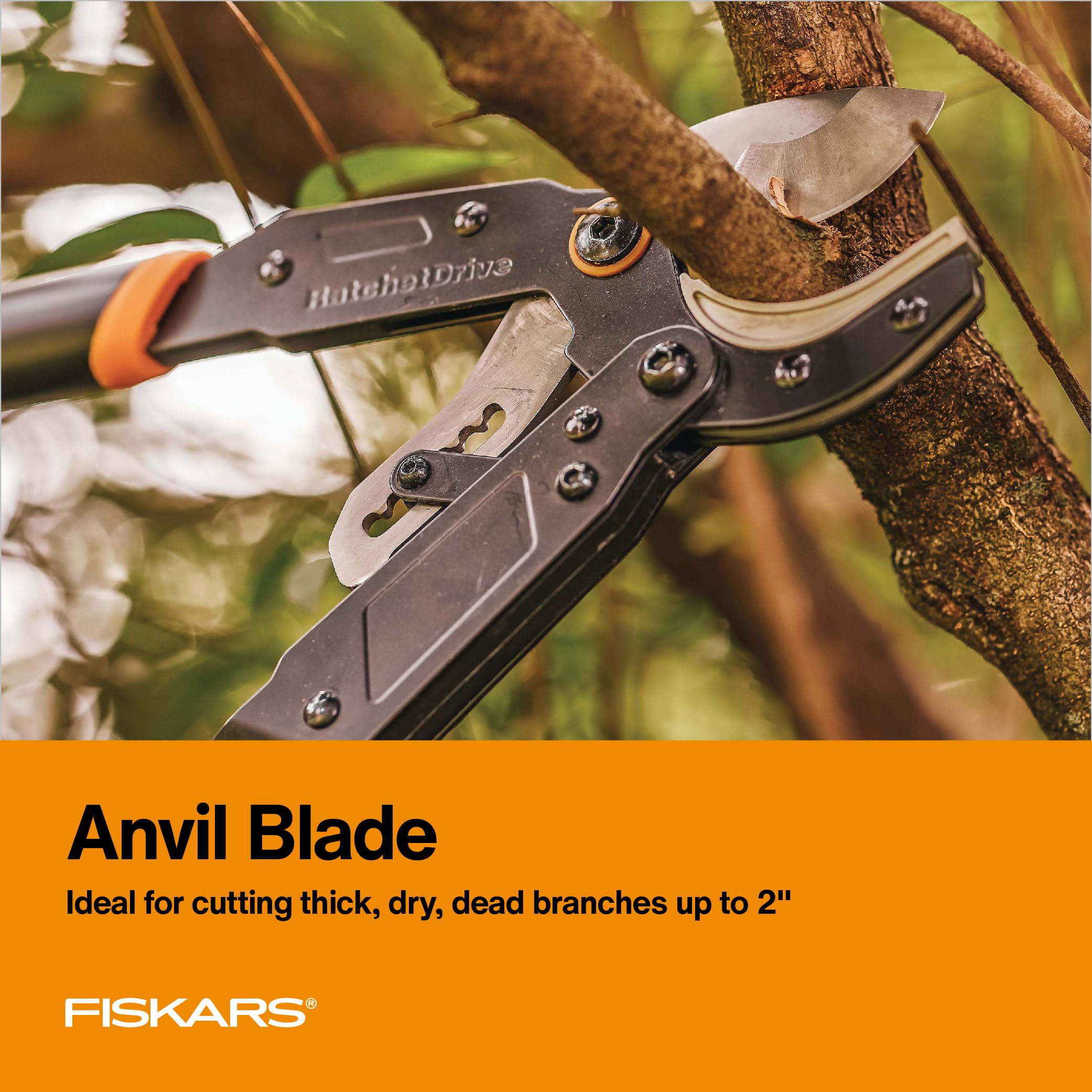 Fiskars detalle de empuñaduras remachadas de acero, ofrece durabilidad y agarre seguro
