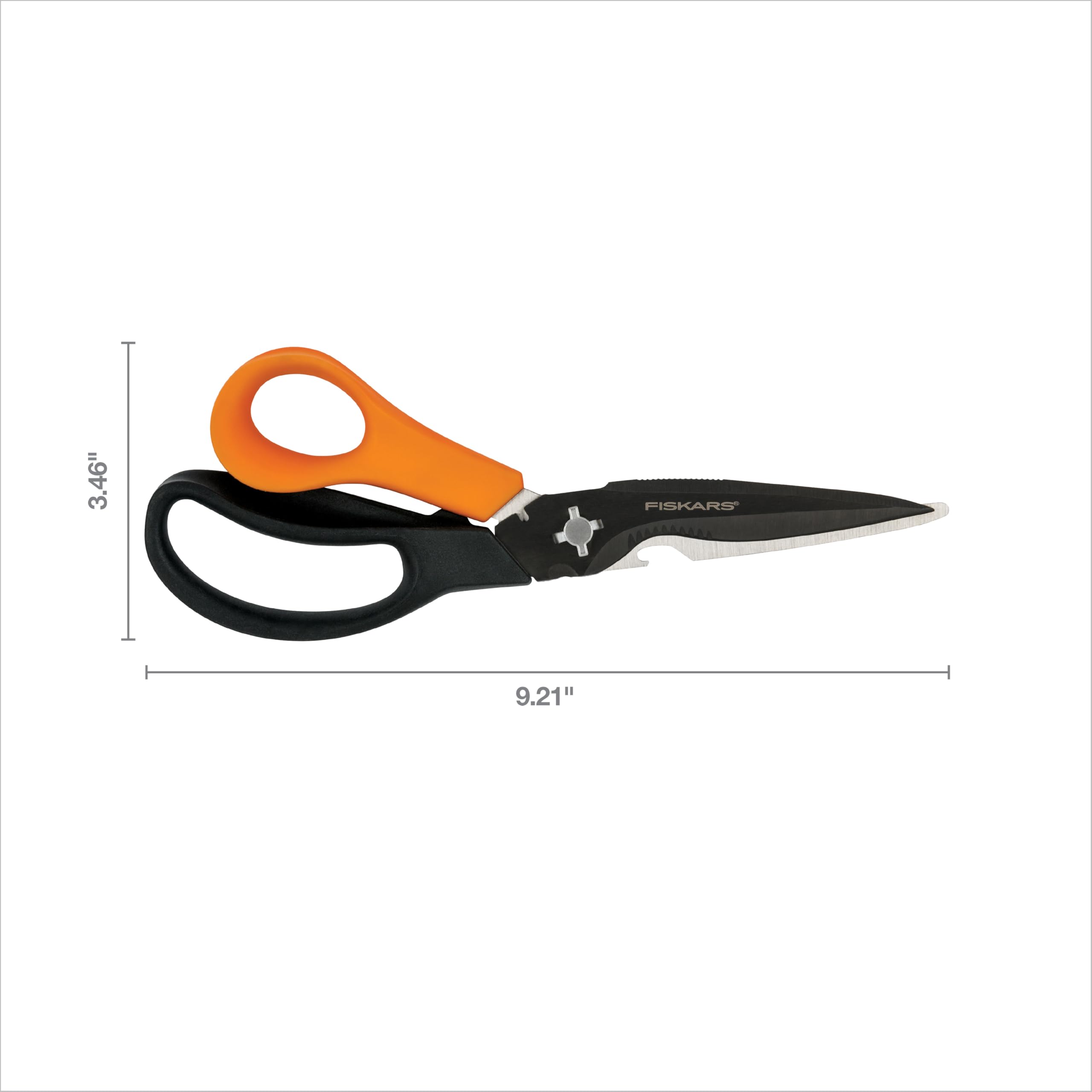 Fiskars en acción podando arbustos con control ergonómico