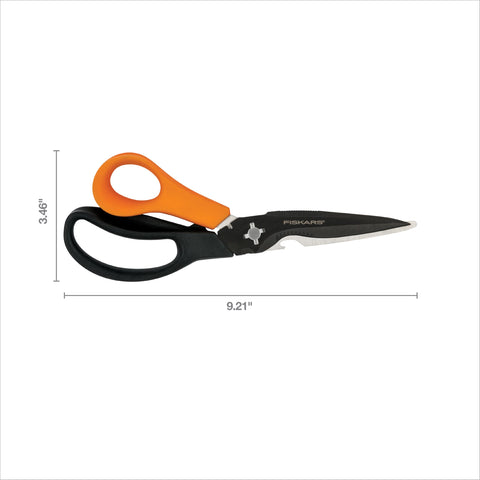 Fiskars en acción podando arbustos con control ergonómico