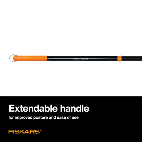 Fiskars herramienta en uso en huerto, facilita labor sin agacharse