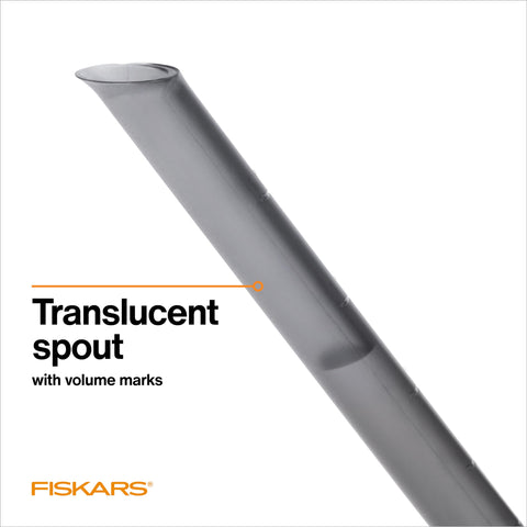 Fiskars regadera en uso vertiendo agua al pie de plantas, evita mojar hojas