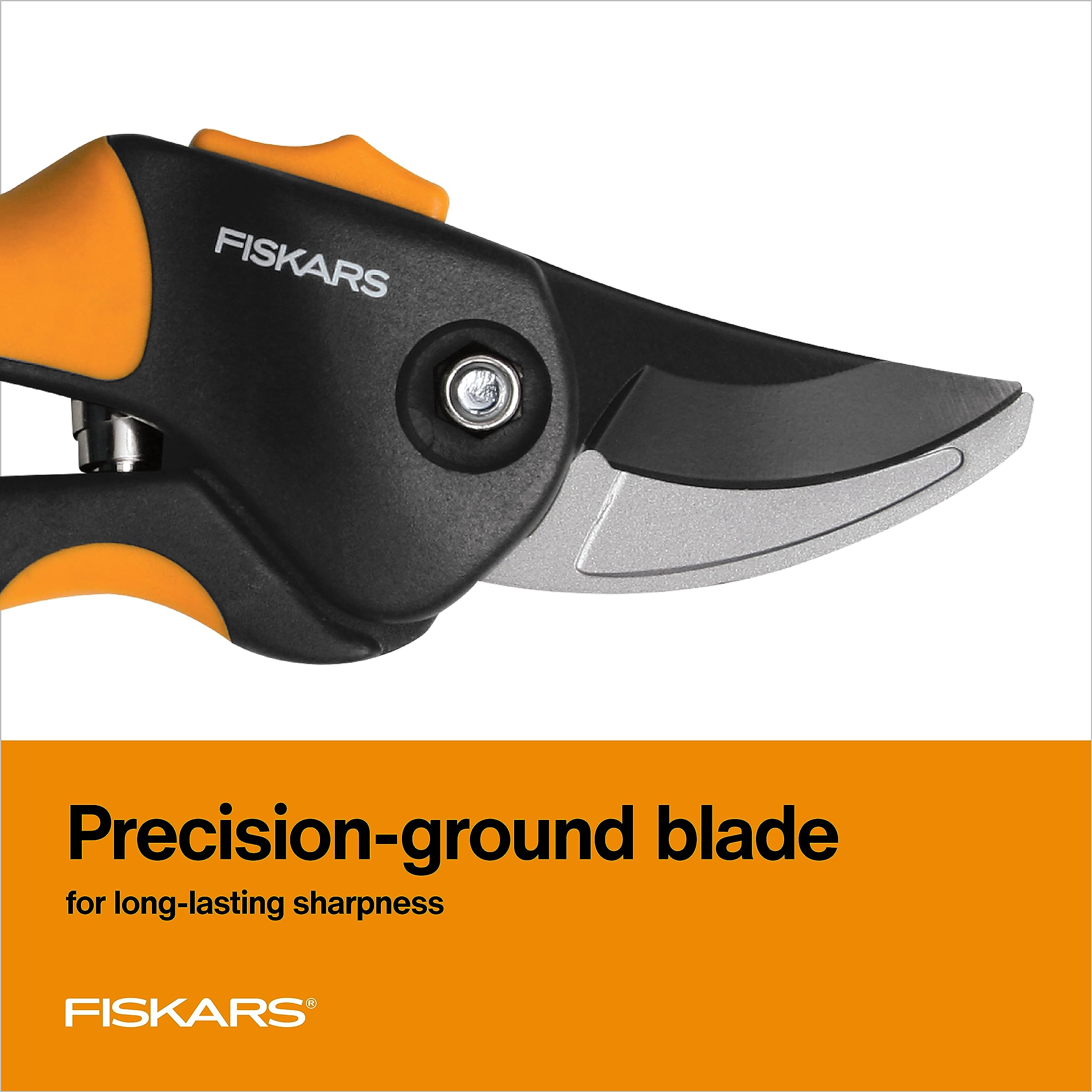 Fiskars en uso podando rama pequeña para cortes limpios y precisos