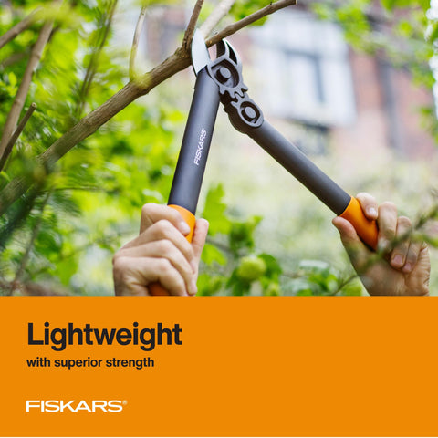 Fiskars herramienta en uso podando rama demostrando potencia PowerGear