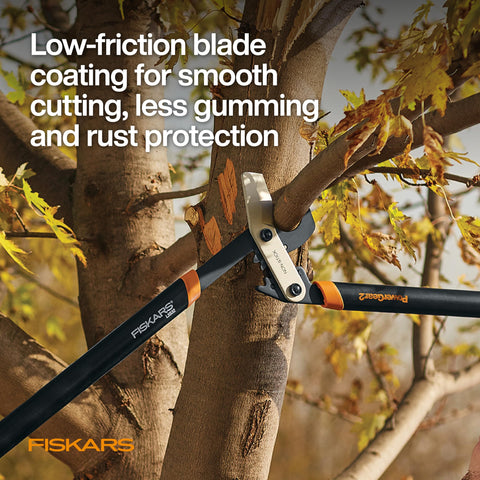 Fiskars podadora en uso cortando una rama mediana con facilidad