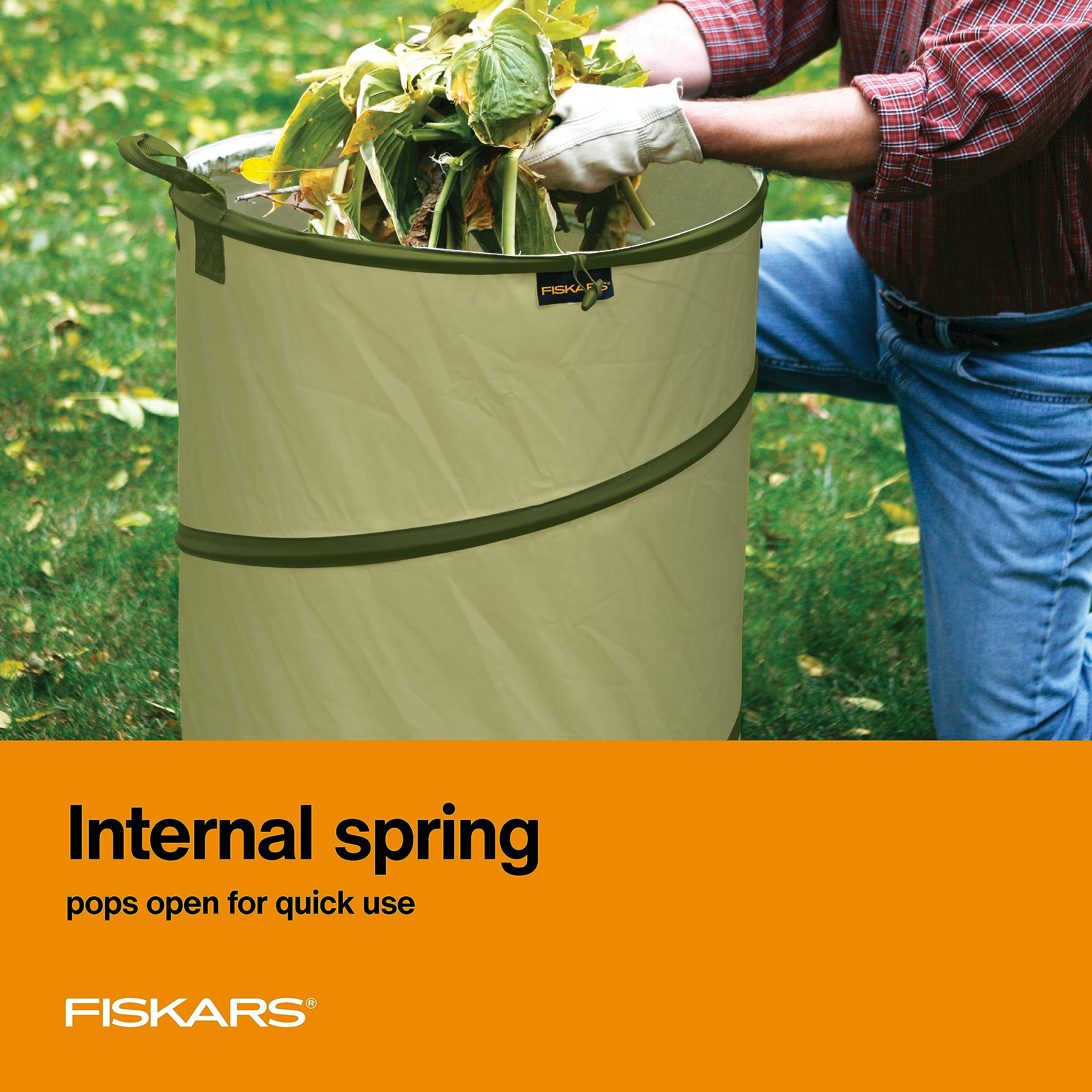 Fiskars bolsa en uso recogiendo césped para limpiar rápidamente