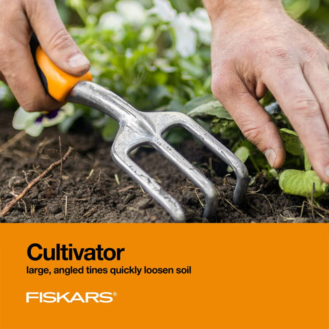 Fiskars en uso trasplantando plántula con precisión y menor esfuerzo