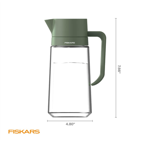 Fiskars regadera integrada en decoración junto a plantas de interior