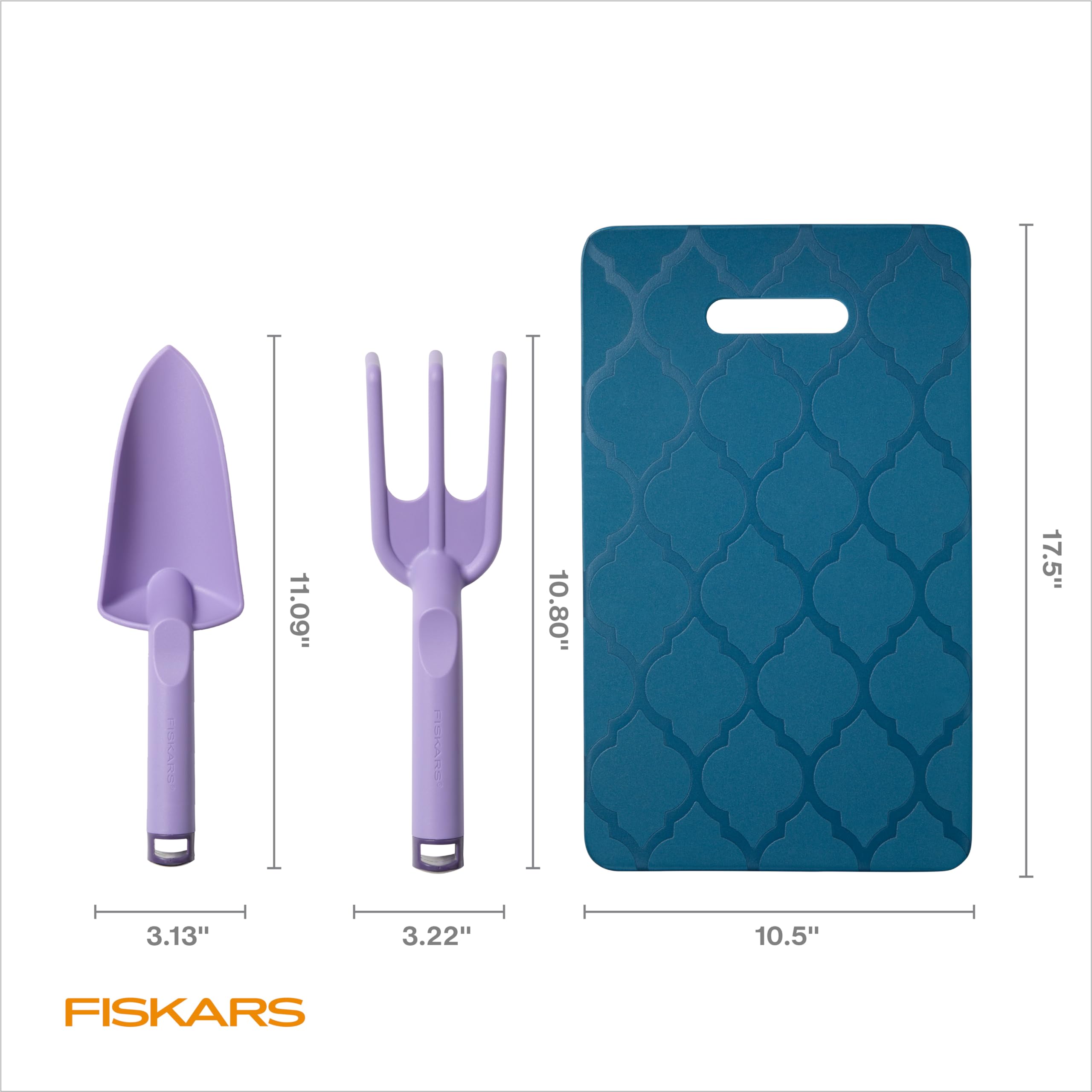 Fiskars comparación de tamaño junto a una regadera, referencia de escala útil