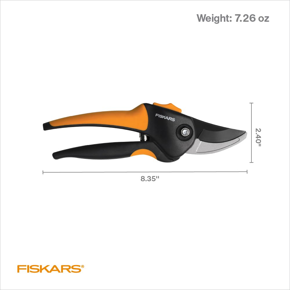 Fiskars en entorno de macetas demostrando utilidad en jardinería doméstica
