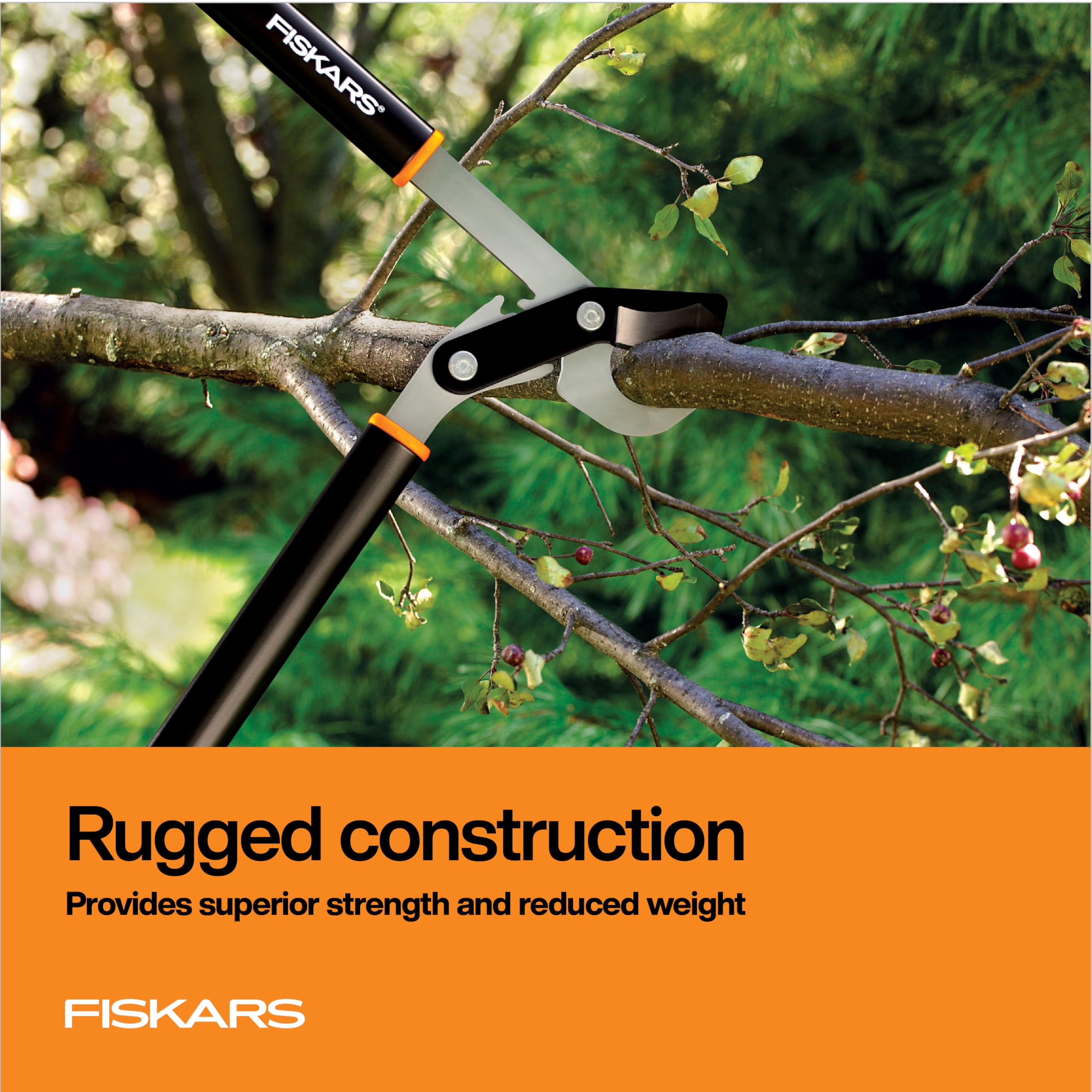Fiskars herramienta junto a una cinta métrica para mostrar la longitud 32 pulgadas