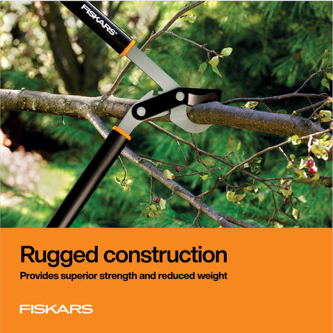 Fiskars herramienta junto a una cinta métrica para mostrar la longitud 32 pulgadas